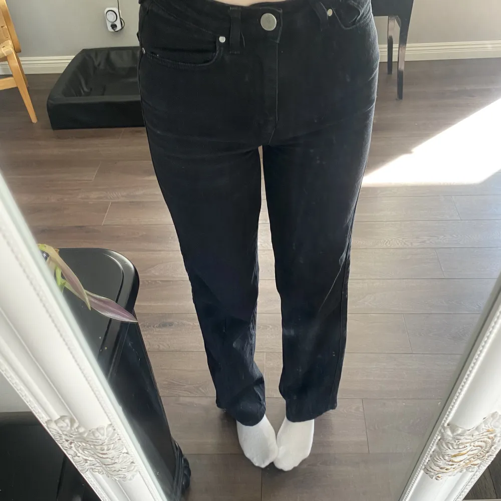 Säljer dessa svarta jeans i storlek 32 längd 30, dom är från madlady står att de är modell 3002 i byxorna, säljer dom för 120kr, jag är ca 170cm. Jeans & Byxor.