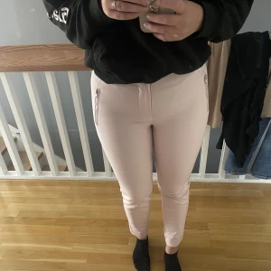 Kostymbyxor  - Hej säljer nu ett par rosa kostymbyxor från Cubus i storlek 36