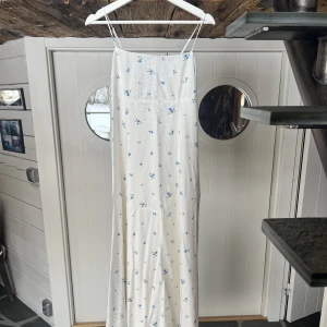 Maxi klänning - Maxi klänning ifrån H&M som snabbt blev utsåld förra året. Inte använd då den var för lång på mig.