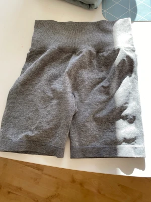 Träningsshorts med skrunch  - Super fin träningsshorts med skrunch i rumpan. Jag säljer på grund av att dom är för stora för mig. 