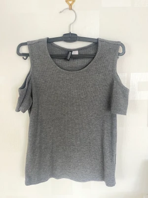 T-shirt  - Hej säljer nu en t-shirt från H&M i storlek M, öppna axlar.