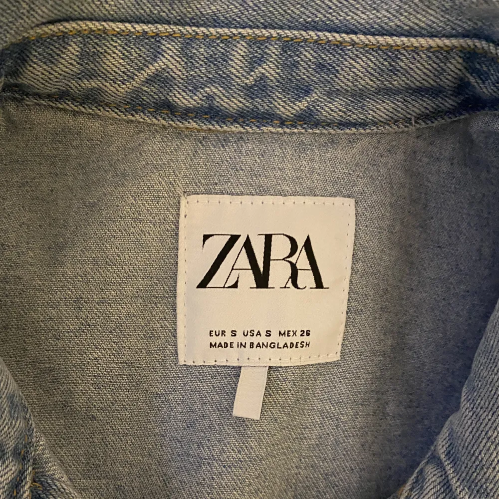 Ljusblå fin jeansjacka från Zara i storlek s. Skriv till mig för bilder med jackan på 💘💘. Jackor.