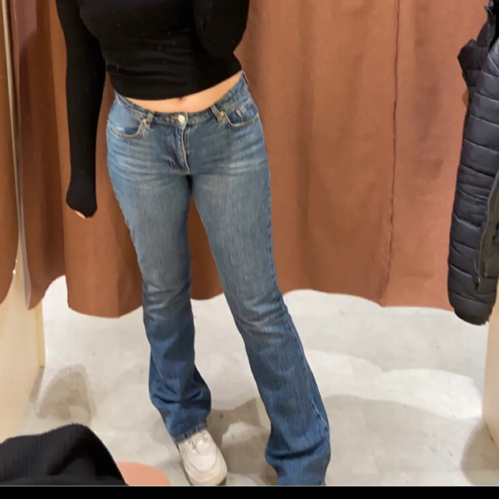 Low waist bootcut jeans från Gina Tricot. Bra skick   200+ frakt 💓. Jeans & Byxor.