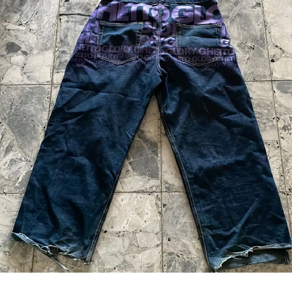 Säljer nu mina ghetto glory jeans då dem inte kommer till då mycket användning längre. Använda relativt mycket men ännu i bra skick skulle säga att den är i samma skick som när jag köpte de.. Jeans & Byxor.