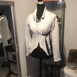 Odd Molly kofta - Använd några gånger men används inte allt längre, bra kvalite, inget fel på den, jätte fin😍