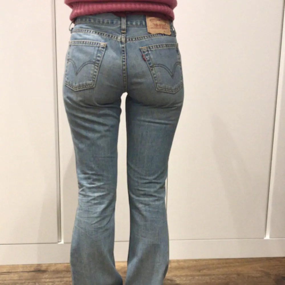 Säljer dessa vintage Levis jeans, 529 modellen med low waist. Storlek W28 L34 passar Xs-M beroende på hur man vill att dom ska sitta! . Jeans & Byxor.