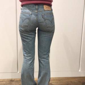 Säljer dessa vintage Levis jeans, 529 modellen med low waist. Storlek W28 L34 passar Xs-M beroende på hur man vill att dom ska sitta! 