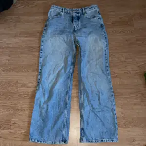 Ljusblå jeans. Vidare i benen