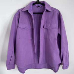 Överskjorta  - Oanvänt! Storlek S men är stor i storleken så passar även en M 