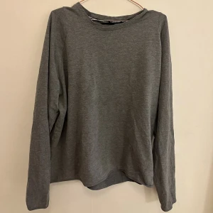 Peak performance tröja - Väldigt bekväm men inte min stil, stor XXL i storlek men är nästan mer som en L