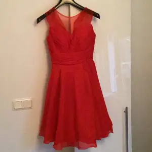 Säljer min röda klänning som jag tror kommer passa perfekt till att ha på bal💕 Skriv till mig privat om ni har frågor eller om ni vill fler bilder