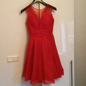 Röd finklänning  - Säljer min röda klänning som jag tror kommer passa perfekt till att ha på bal💕 Skriv till mig privat om ni har frågor eller om ni vill fler bilder