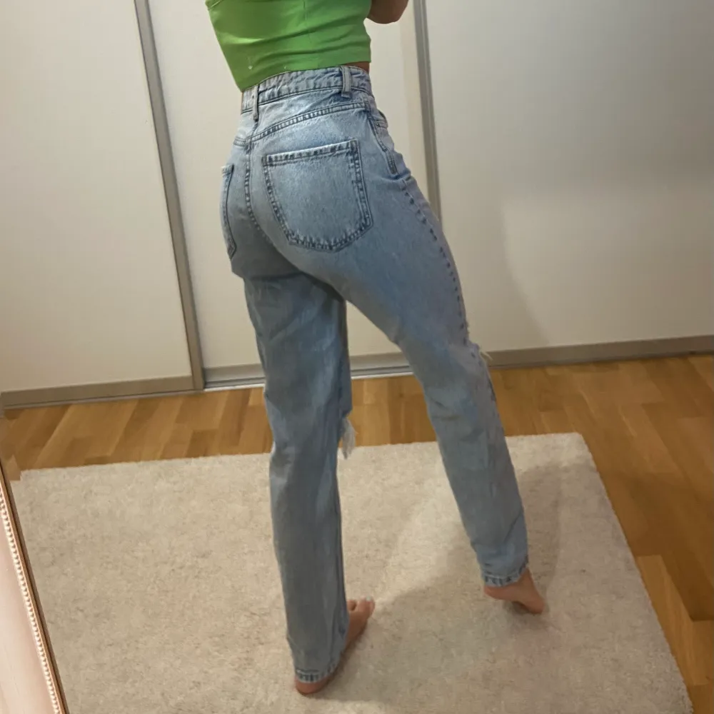 Perfect Jeans från GinaTricot säljes, strl 32 men passar även 34! Säljes då dem inte används längre. Jag är 153cm lång. . Jeans & Byxor.