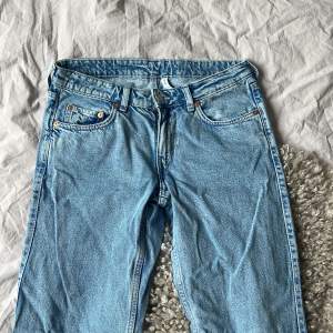 Lågmidjade jeans i modellen arrow från weekday🤍 Knappt använda!
