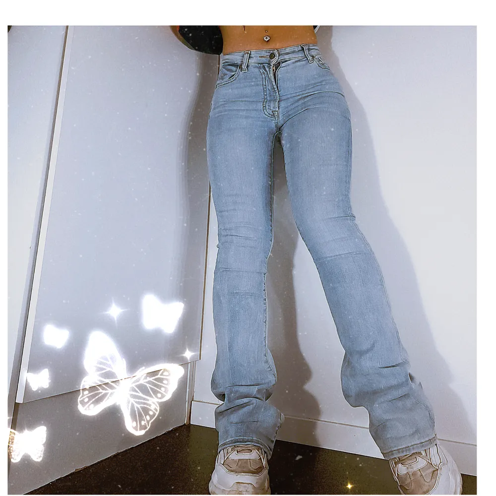 Lågmidjade ljusblå bootcut jeans från Carlings, stretchigt material så passsr xs-s. Superfina och passar perfekt nu till våren 🌱  Jag är 156cm. Jeans & Byxor.