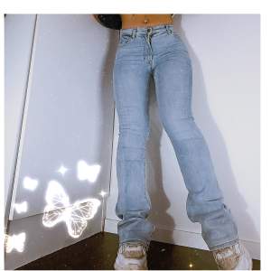 Lågmidjade ljusblå bootcut jeans från Carlings, stretchigt material så passsr xs-s. Superfina och passar perfekt nu till våren 🌱  Jag är 156cm