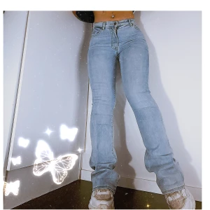 Lågmidjade bootcut jeans - Lågmidjade ljusblå bootcut jeans från Carlings, stretchigt material så passsr xs-s. Superfina och passar perfekt nu till våren 🌱  Jag är 156cm