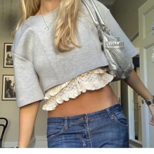 Kort tröja - Säljer liknande tröja som på första bilden fast stickad i cashmere! Så fin över en blus🫶🏻🫶🏻