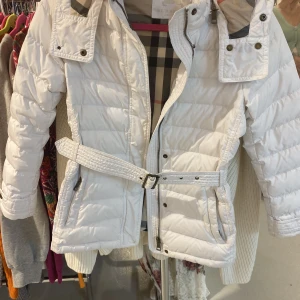 Burrberry jacka - Säljer nu en burrberry jacka i storlek typ xxs-xs! Fint skick