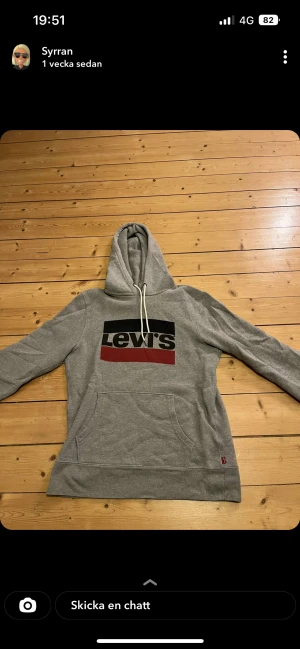 Levis hoodie  - Säljer en Levis hoodie i storlek S, säljer den då jag inte använder den längre men är i ett fint skick, köparen står för frakten