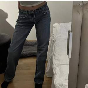 Blåa straight mid rise jeans från zara i storlek 36. Första bilden är inte min. I bra skick. Pris kan diskuteras, frakt ingår inte. Skriv privat om ni undrar något💕💕