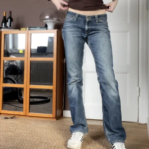Vintage lågmidjade Lee jeans - Straightleg, lågmidjade. Toppen skick förutom lite slitet nere vid skorna men inget som syns. Jag är 174! Mått: Midja 90cm, innerbenslängd 80cm, rise 21cm. Har tyvärr inga fler bilder på. Pris är diskuterbart. Skriv för fler frågor!