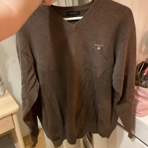 Stickad tröja  - Brun, stickad tröja strl M från GANT! Postar mot köparens bekostnad eller mötes i Stockholm💗