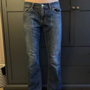 Jag säljer dessa perfekta jeans för jag har två par 💗💗 Hon på bilden är 170!  Jätte snygga och najs detaljer 