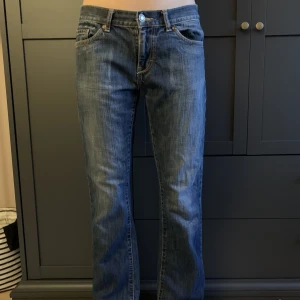 As coola jeans  - Jag säljer dessa perfekta jeans för jag har två par 💗💗 Hon på bilden är 170!  Jätte snygga och najs detaljer 