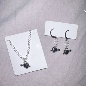 Silvrigt set - Säljer dessa helt oanvända örhängena med samma halsband❤️