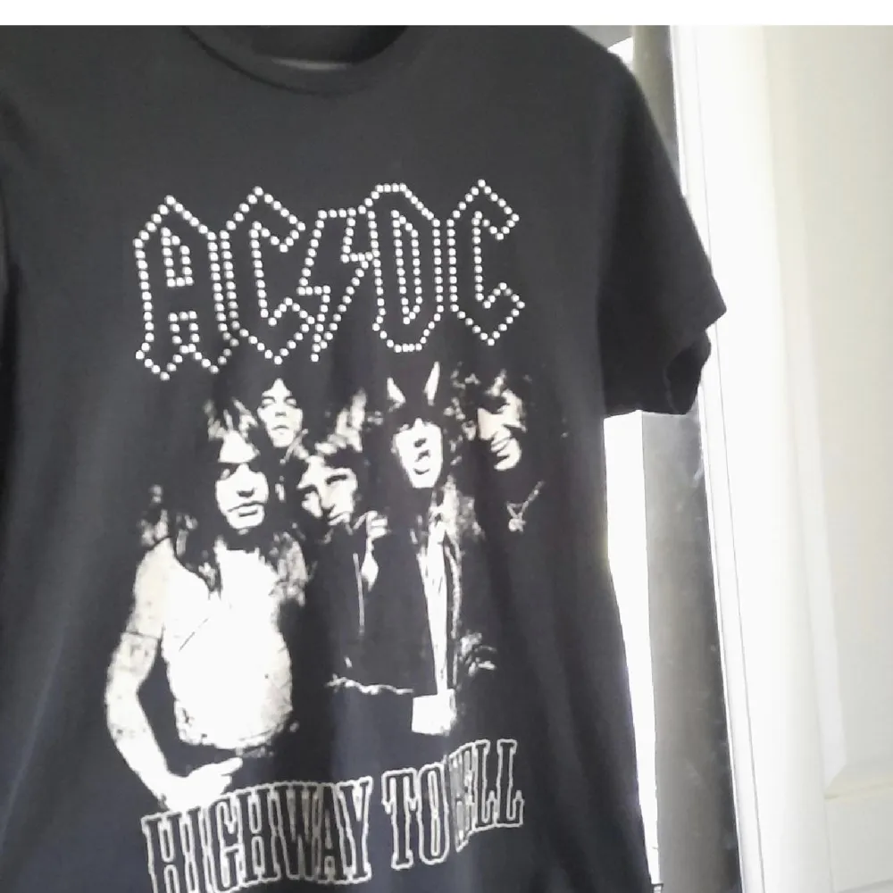 AC/DC merch för deras låt ”highway to hell”, bra kvalitet. Säljer eftersom jag inte lyssnar på dem. Kom privat för fler bilder och frågor 💕. T-shirts.