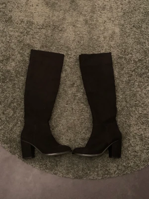 Stövlar  - Säljer dessa super fina stövlar! Svarta och klacken är ca 7cm!!