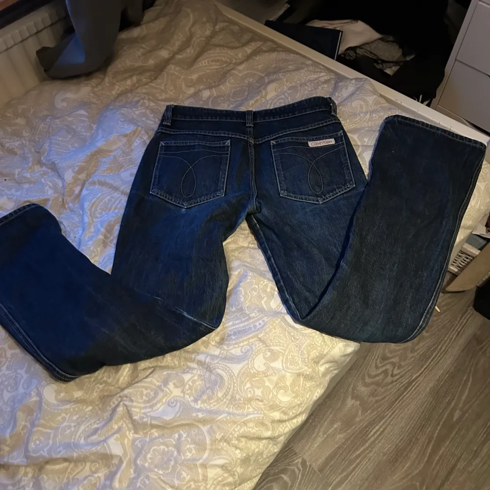 Säljer mina Calvin Klein low waist jeans som är äkta (original pris 1400kr) säljer dom därav att dom inte passar mig längre,storlek 28/S. Jeans & Byxor.