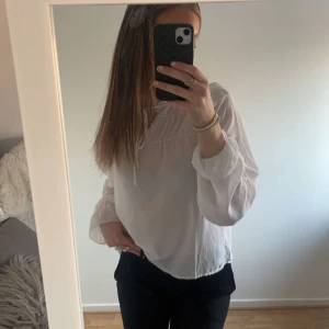 Blus - Säljer den här fin blusen från NA-KD💕  Näst intill aldrig använd, mycket bra skick!  Frakt ingår ej💕💕