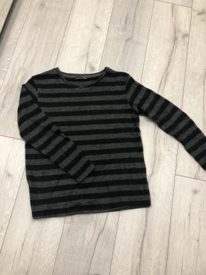 Zara sweatshirt  - Jätte fin och otroligt bekväm zara sweatshirt! Randig och inga synliga tecken på användning❤️