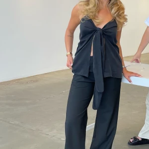 TIE TANK TOP ASH - Säljer min fina silkestopp från Djerf avenue. Sparsamt använd och i storlek M. Nypris: 1000kr💗