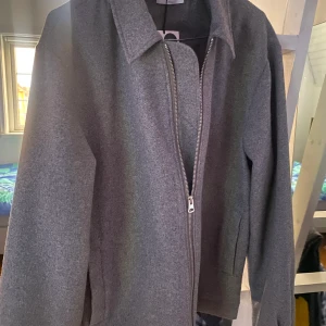 Overshirt These Glory Days - Säljer denna oanvända overshirt i super skönt ull i storlek S, köpt för 1600 på Volt. Fått i present men den är tyvär lite för lång för dig, passar dig som är 180 - 184