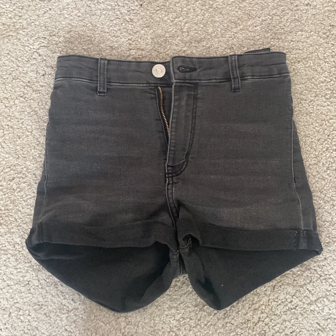 mörkgråa shorts 💘