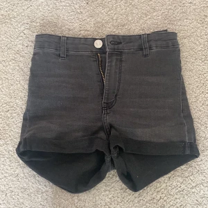 mörkgråa shorts 💘 - säljer dessa superfina gråa högmidjade shortsen från hm !💞kommer inte ihåg när jag köpte de men de är i jätte fint skick 💓 priset kan såklart diskuteras 🥰 kontakta mig för fler bilder eller för intresse 🫶