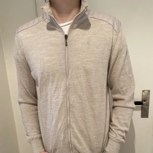 Park lane cardigan - Passa på att uppgradera vårgaderoben med denna park lane cardigan. Otroligt bra skick och väldigt fräsch då den har använts ungefär 5 ggr. Vid eventuella frågor är det bara att skriva. Skulle säga att den är 10/10