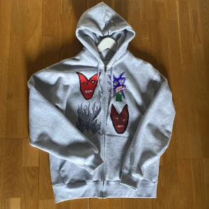 Abundant zip hoodie - Grå ziphoodie från Abundantbrands, står ej storlek men passar S, väldigt bra skick