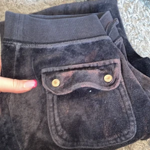 Juicy byxor - Helt förstörda gammla black label juicy couture byxor därav pris