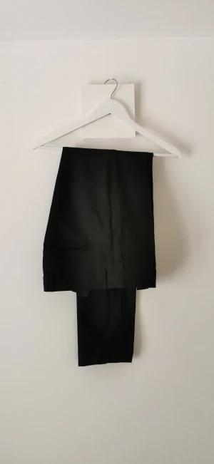 Kostymbyxor  - Kostymbyxor nästan aldrig använda, skickas pressade och tvättade. 