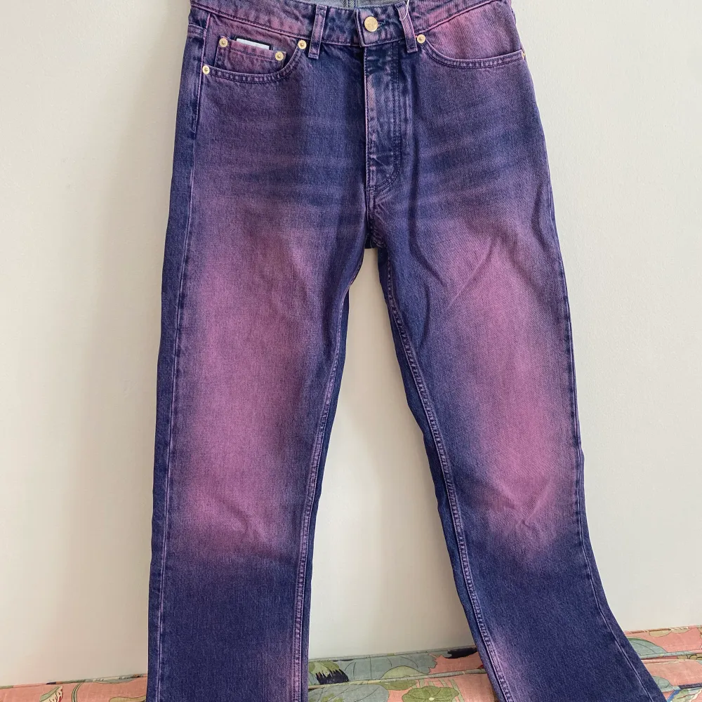 Jeans i lila wash från EYTYS. Små i storleken skulle säga dessa passar en i W27-28. Jeans & Byxor.