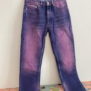Jeans i lila wash från EYTYS. Små i storleken skulle säga dessa passar en i W27-28
