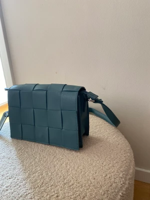 Oanvänd handväska! - Oanvänd blågrön väska från rizzo Höjd: 15 cm Bredd: 23 cm Djup: 7 cm