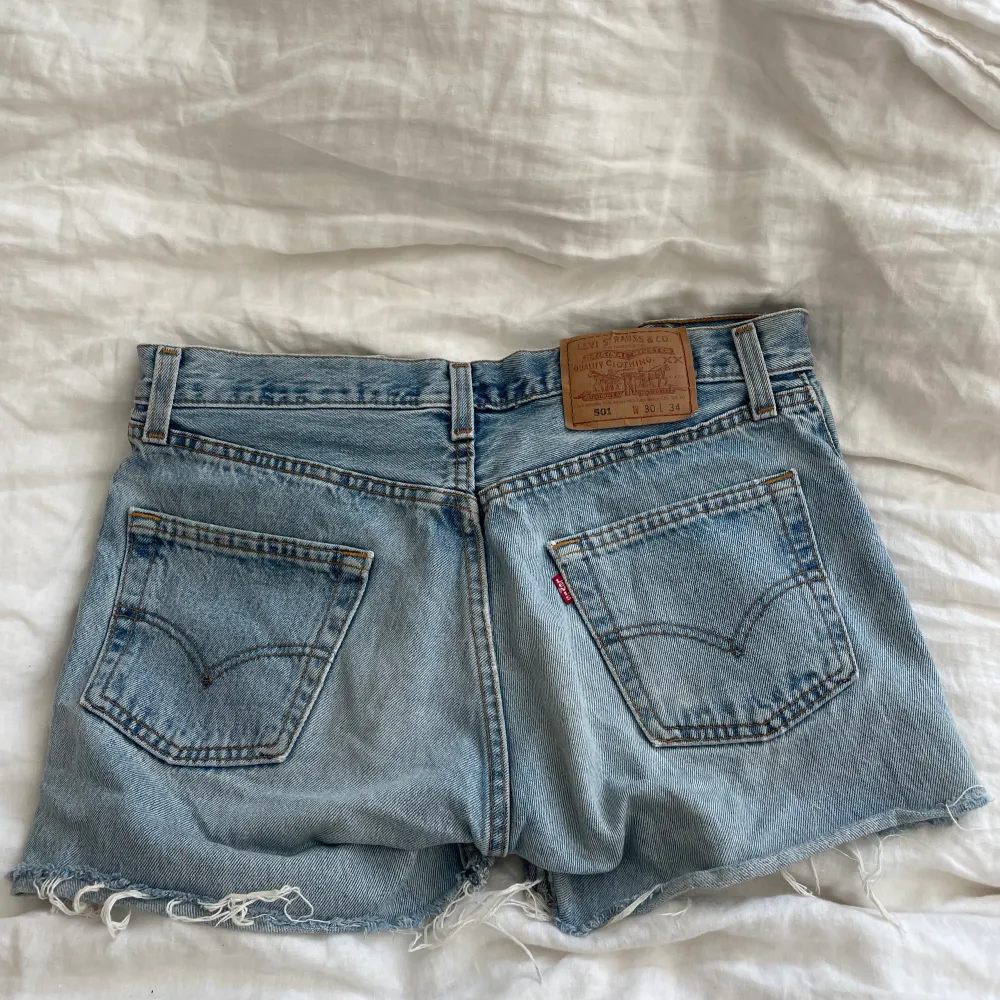 Perfekt blå färg på ett par shorts. Dom har W 30 och L 34. Köparen står för frakten:). Jeans & Byxor.