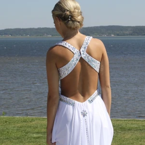 Balklänning - Vit balklänning med fina detaljer, öppen rygg och paljetter 🤍 Storlek XS/S och uppsydd så att den passar mig som är 163cm (+klackar) Endast använd en gång så den är i fint skick, utan fläckar  300kr