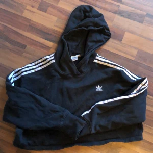 adidas tröja  - en kort adidas tröja, använd några gånger men i fint skick fortfarande. tror att det är storlek S på den.     (pris kan diskuteras)