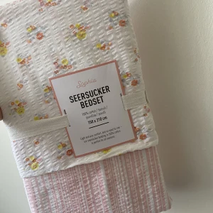 Bäddsett - De populära bäddsetten från Sophia, ord pris 399/st. Den ena aldrig öppnad från förpackning, den andra öppnad men aldrig använd. Den andra visar de två sista bilderna! 150x210 cm. Säljer för 200kr styck eller 300kr för båda. 